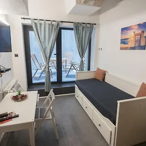Peaceful Basement With Terrace & Free Gym , Budapest Ungheria